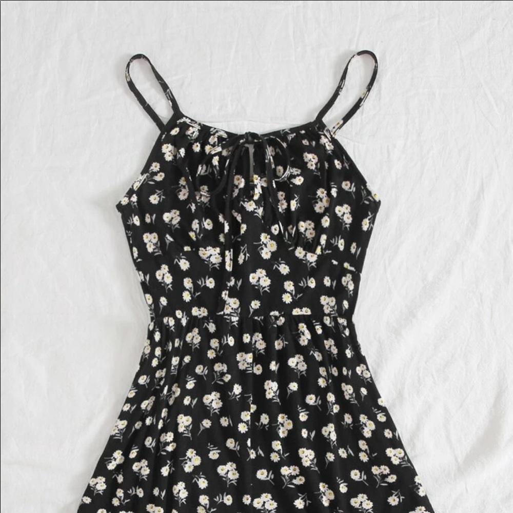 NWT SHEIN: XS Black Floral Tie Up Strap Romper - Picture 4 of 10